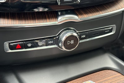 2023 Volvo XC60 B5 Ultimate Dark Theme