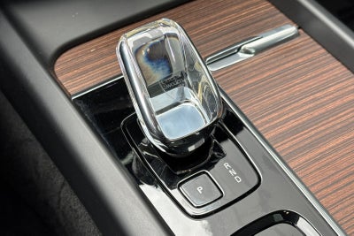 2023 Volvo XC60 B5 Ultimate Dark Theme