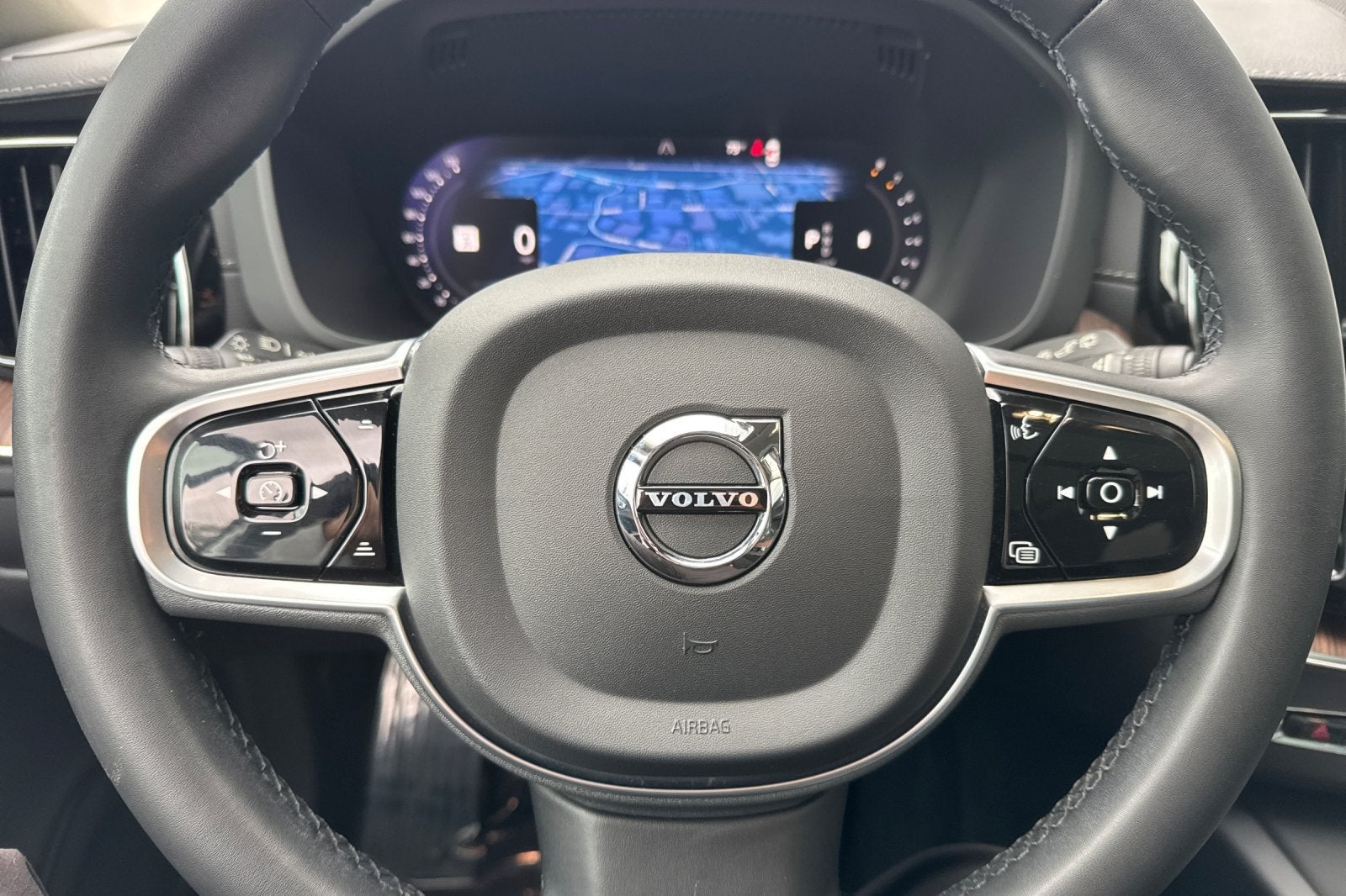 2023 Volvo XC60 B5 Ultimate Dark Theme