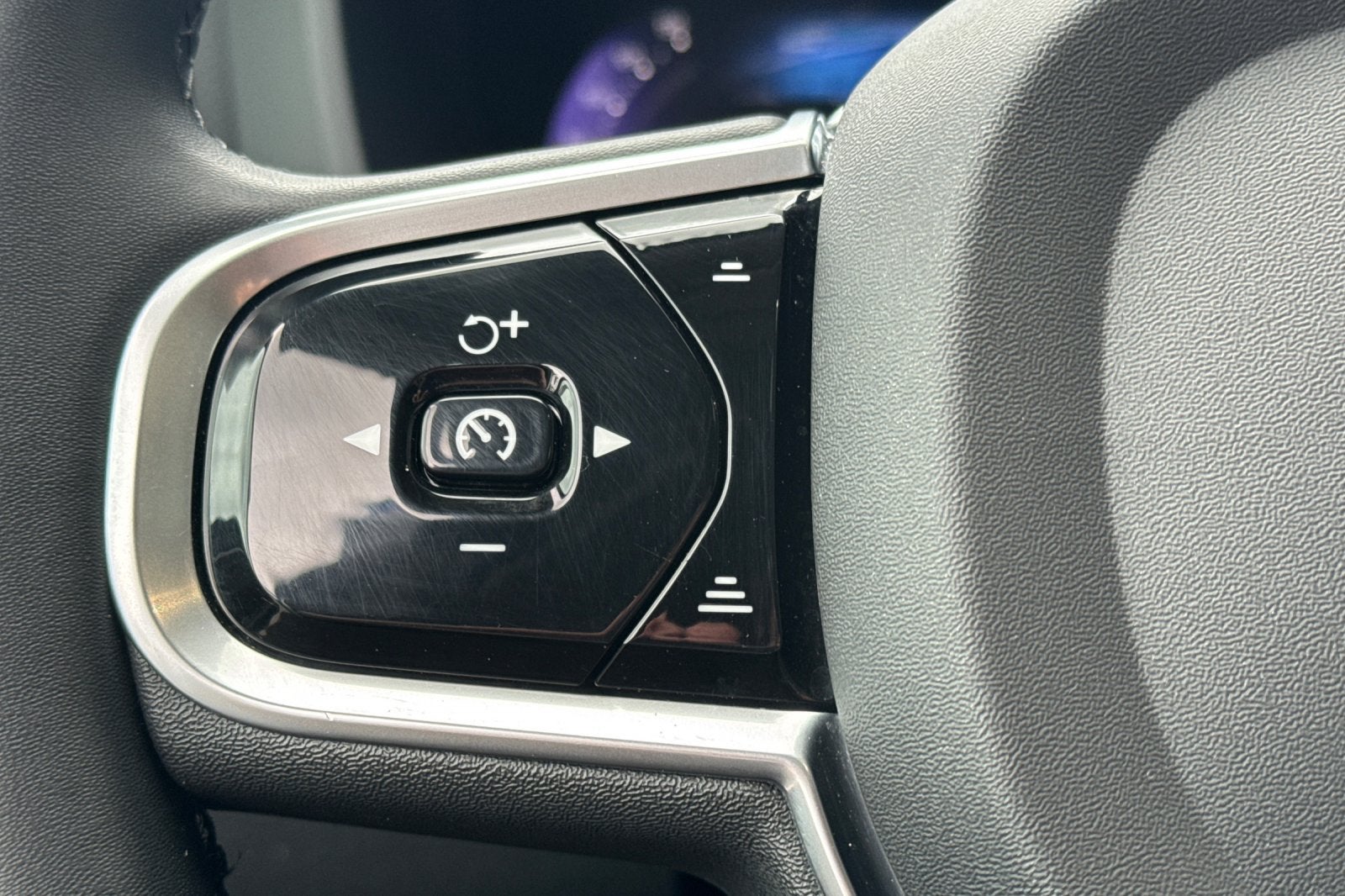 2023 Volvo XC60 B5 Ultimate Dark Theme