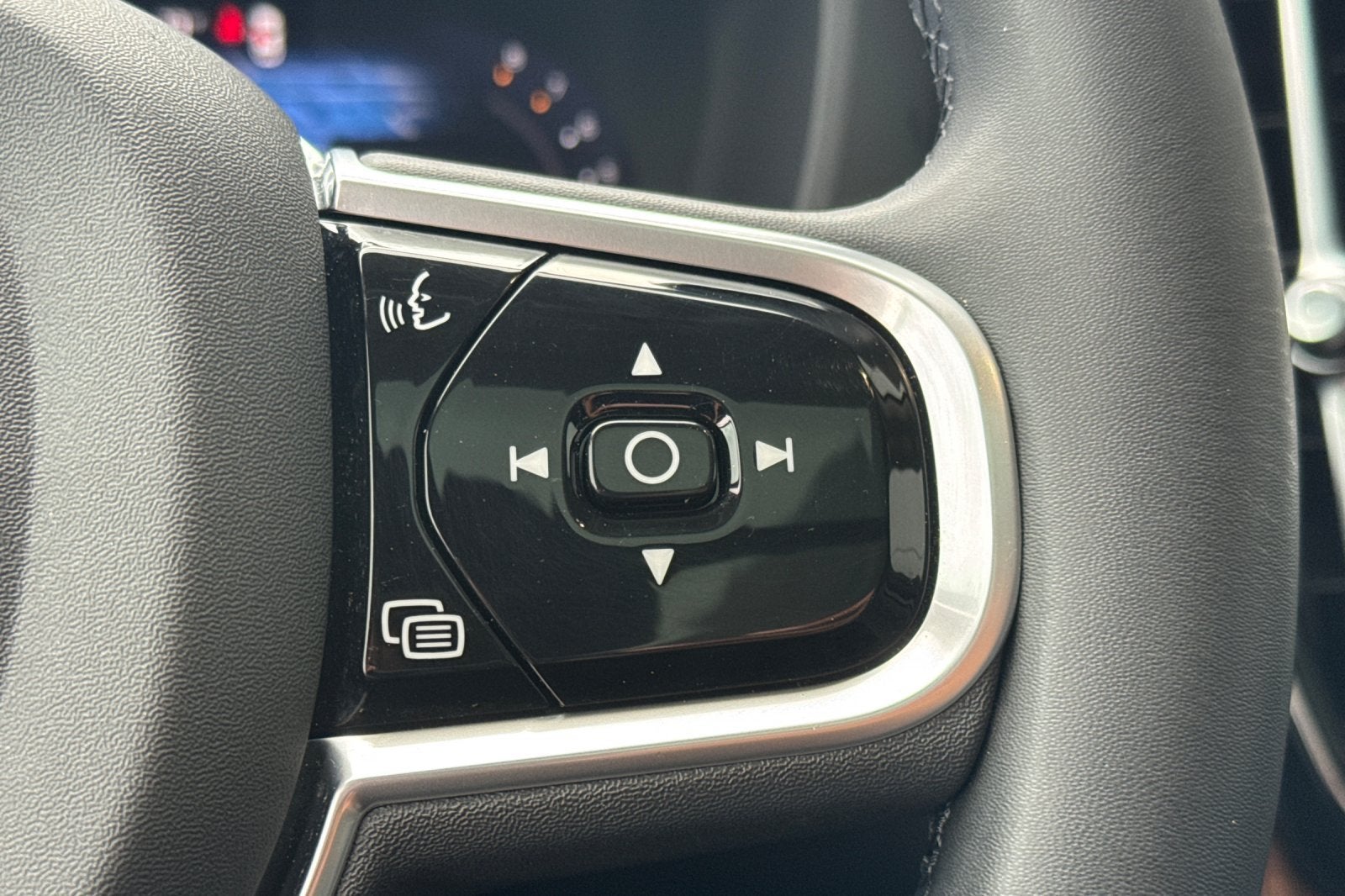 2023 Volvo XC60 B5 Ultimate Dark Theme