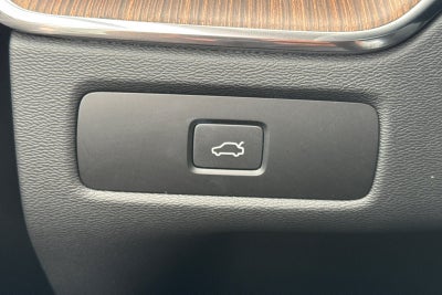2023 Volvo XC60 B5 Ultimate Dark Theme