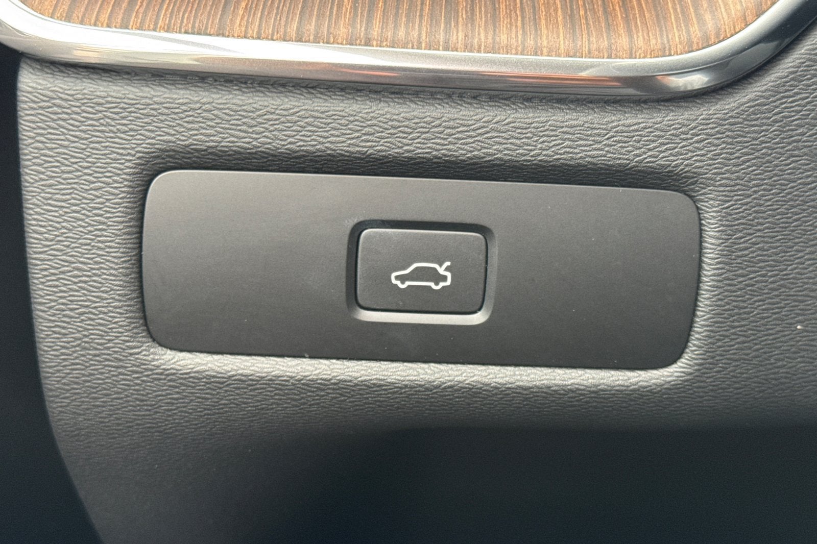 2023 Volvo XC60 B5 Ultimate Dark Theme