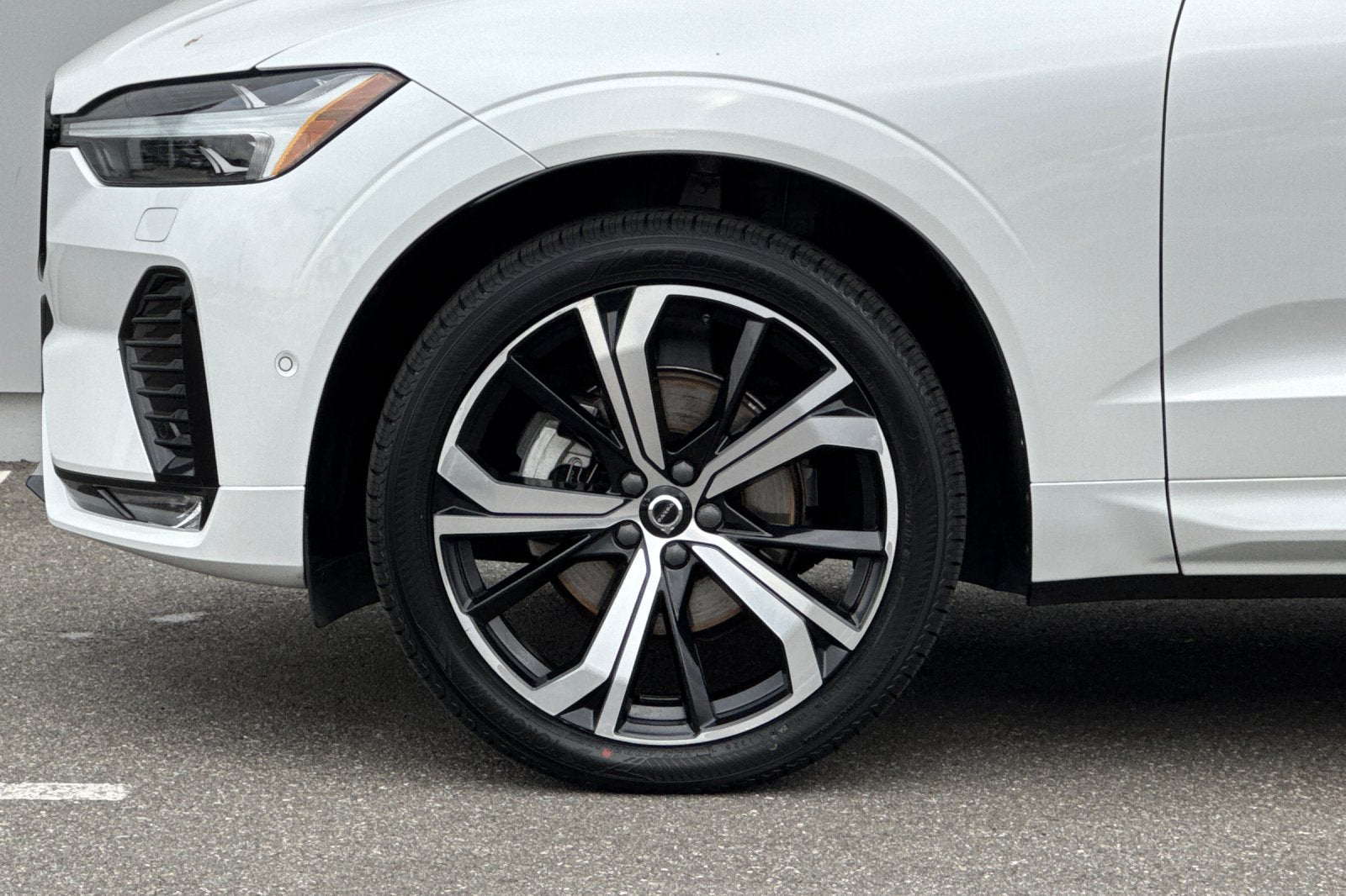 2023 Volvo XC60 B5 Ultimate Dark Theme