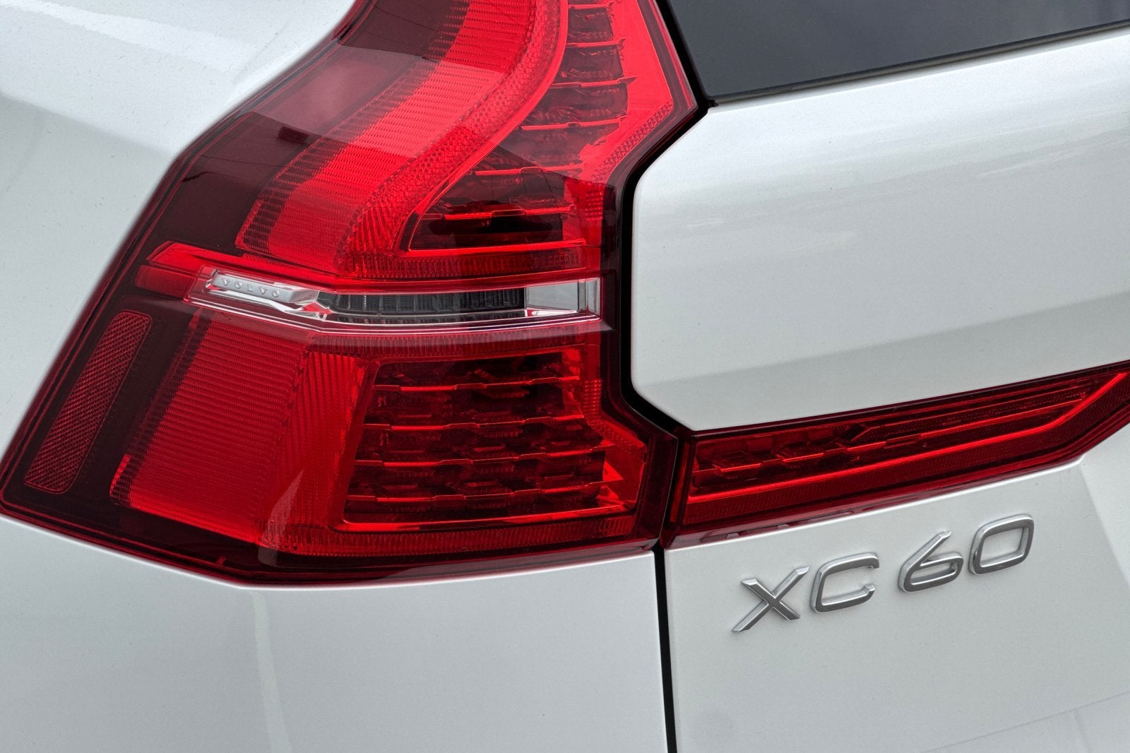 2023 Volvo XC60 B5 Ultimate Dark Theme