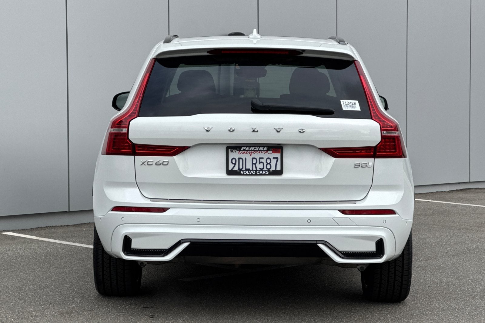 2023 Volvo XC60 B5 Ultimate Dark Theme