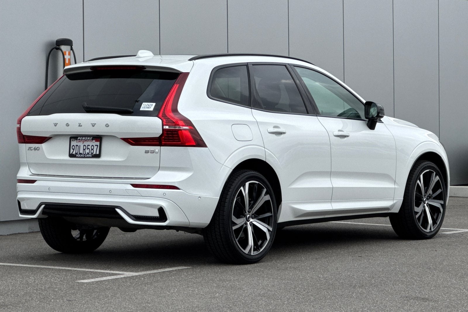 2023 Volvo XC60 B5 Ultimate Dark Theme
