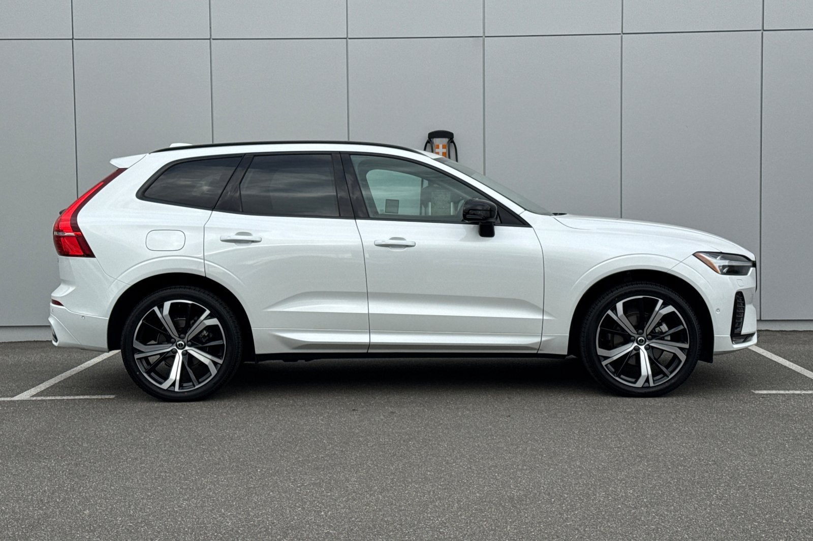 2023 Volvo XC60 B5 Ultimate Dark Theme