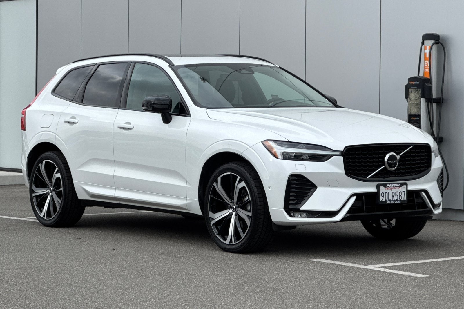2023 Volvo XC60 B5 Ultimate Dark Theme