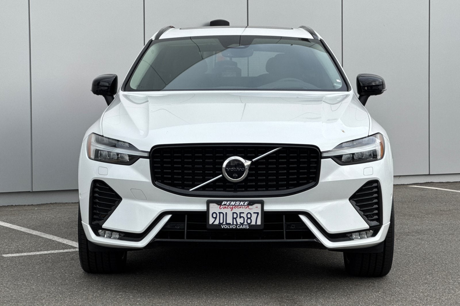 2023 Volvo XC60 B5 Ultimate Dark Theme
