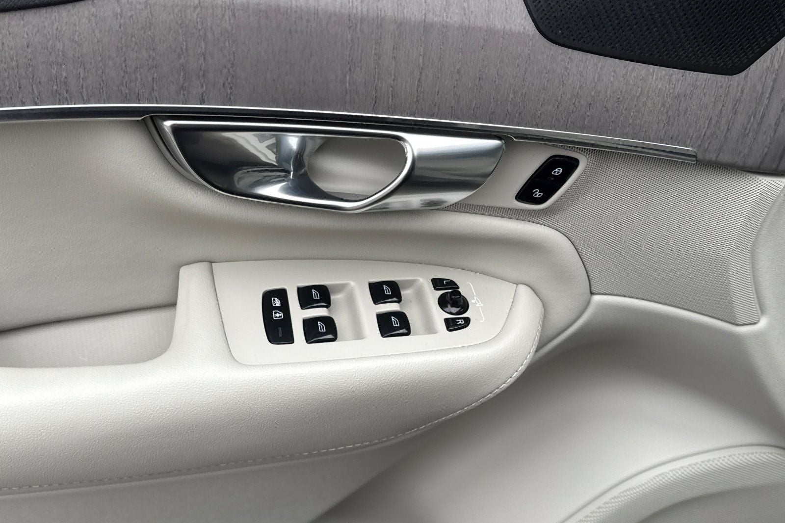 2023 Volvo XC90 B5 Plus