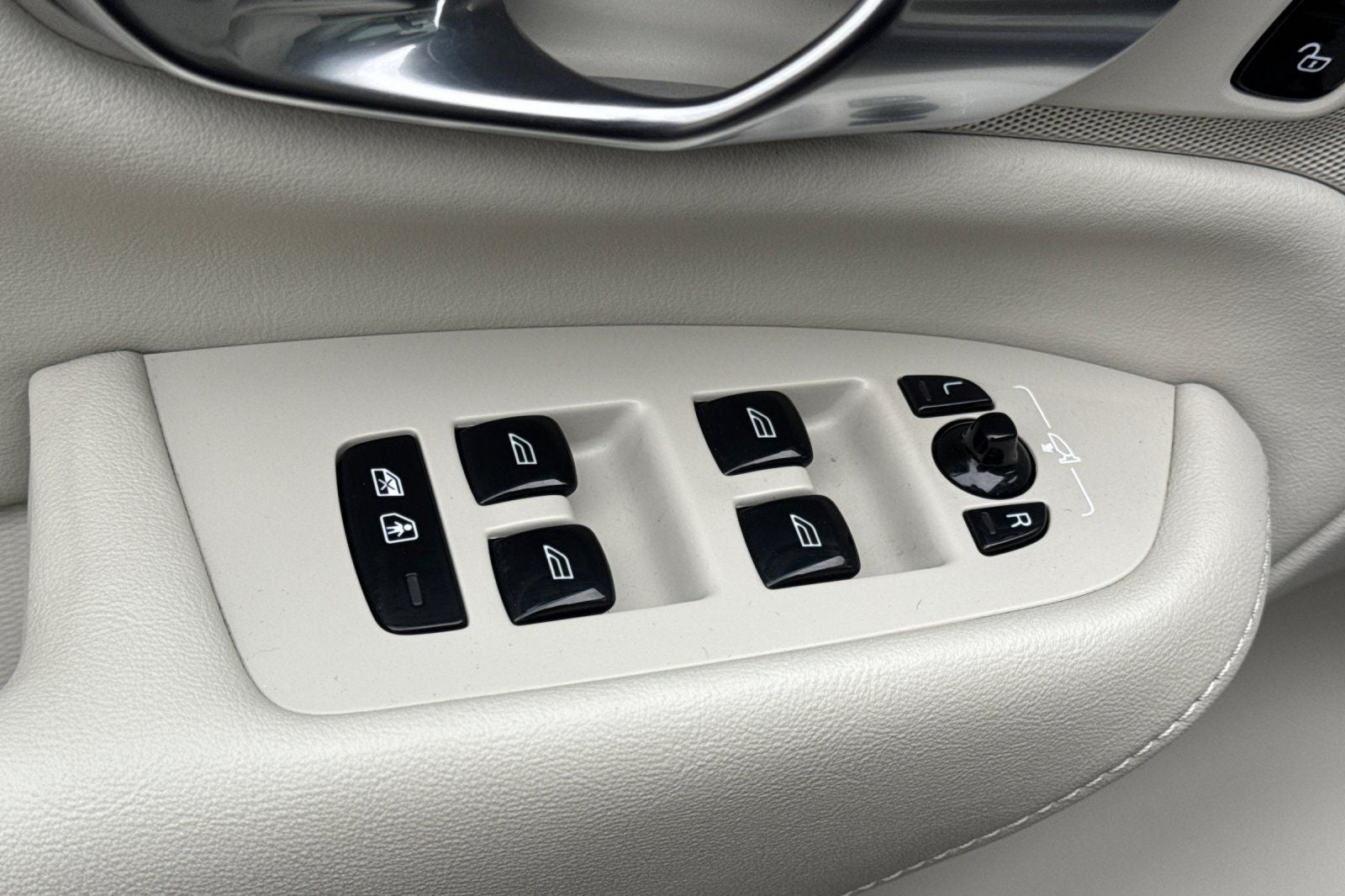 2023 Volvo XC90 B5 Plus