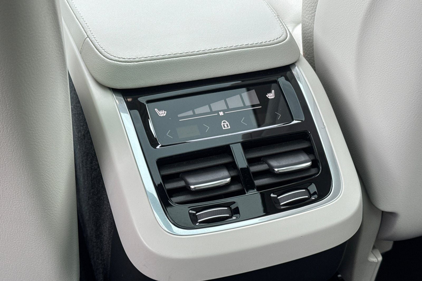 2023 Volvo XC90 B5 Plus