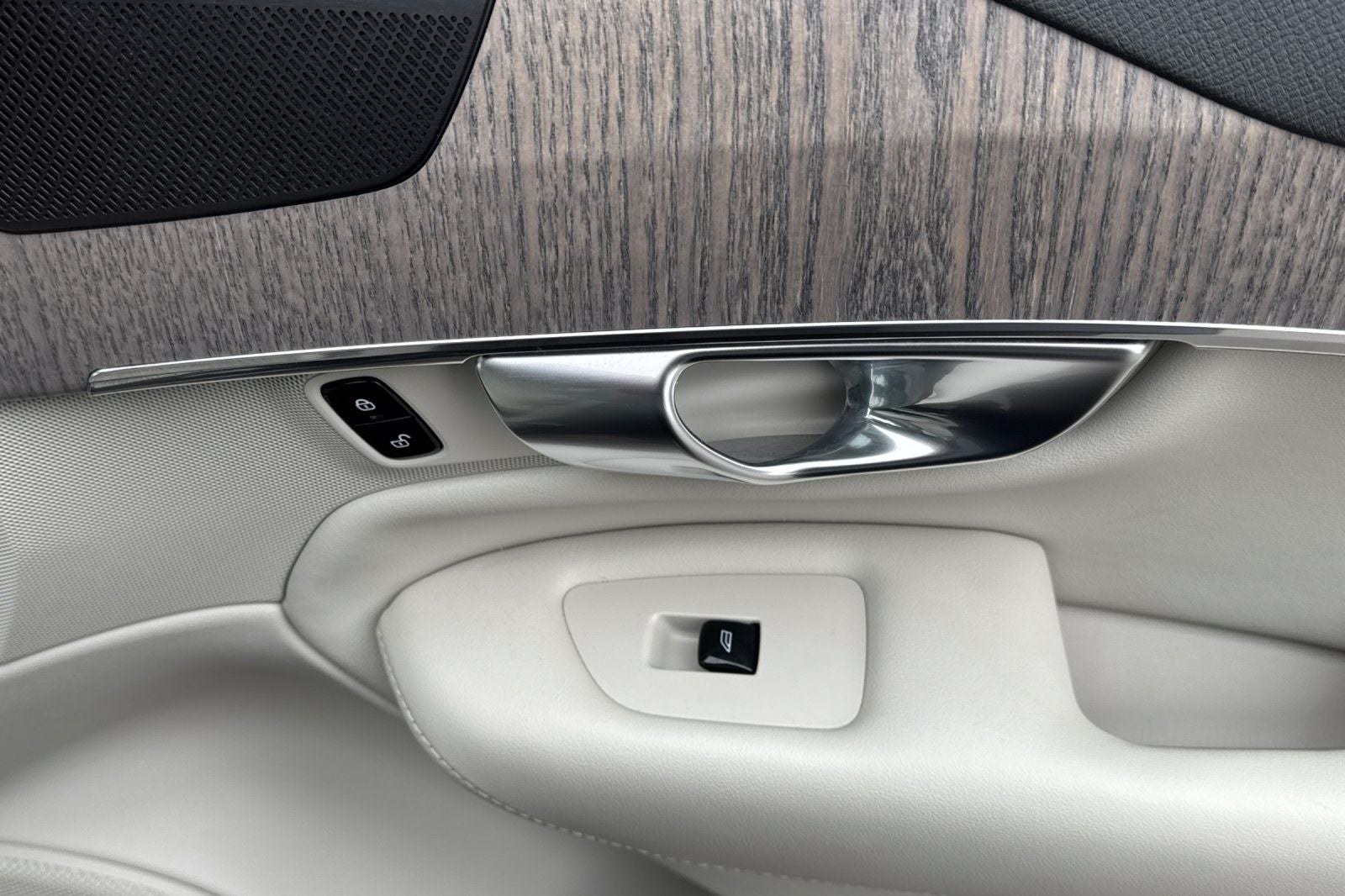 2023 Volvo XC90 B5 Plus