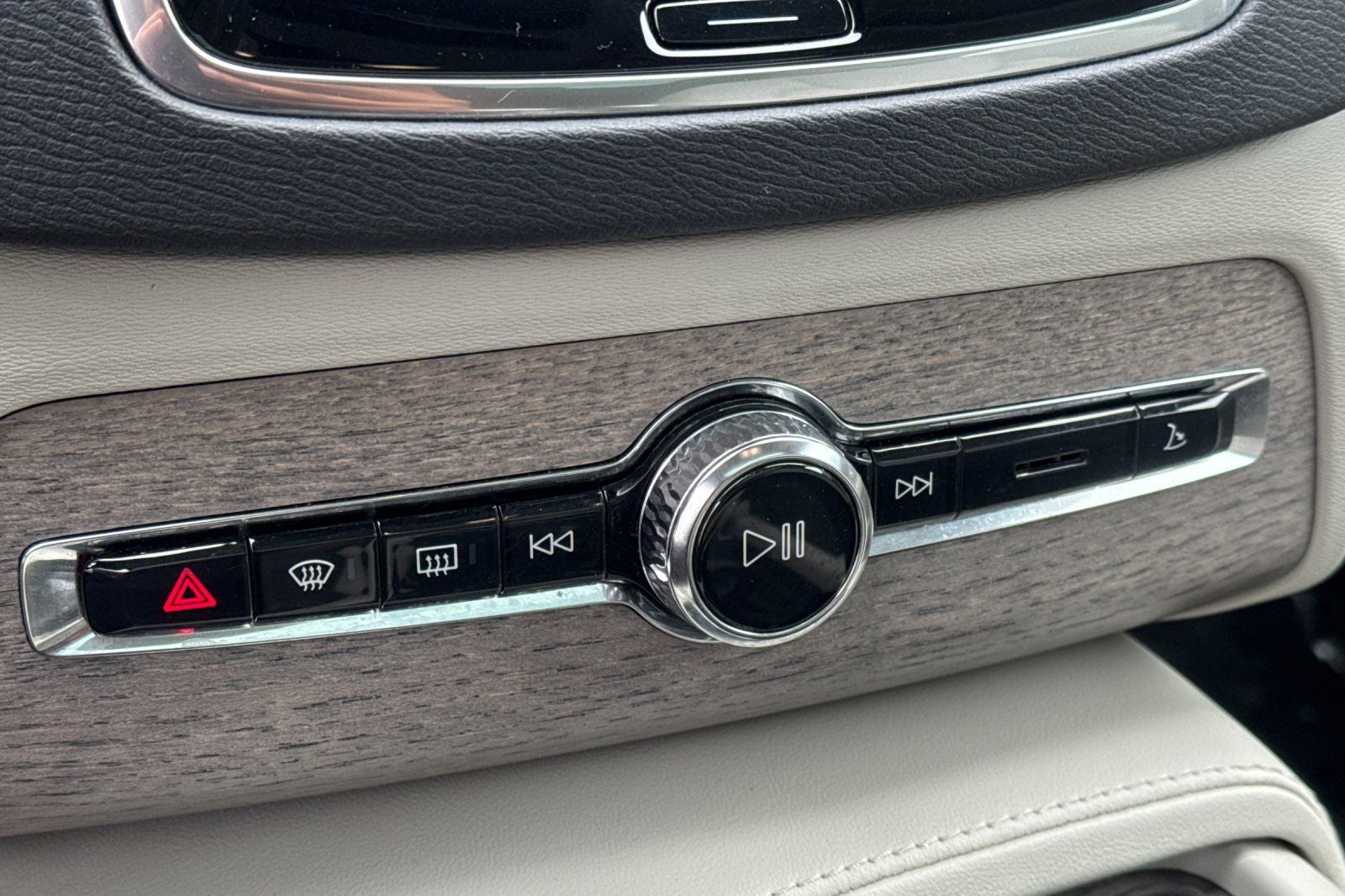 2023 Volvo XC90 B5 Plus