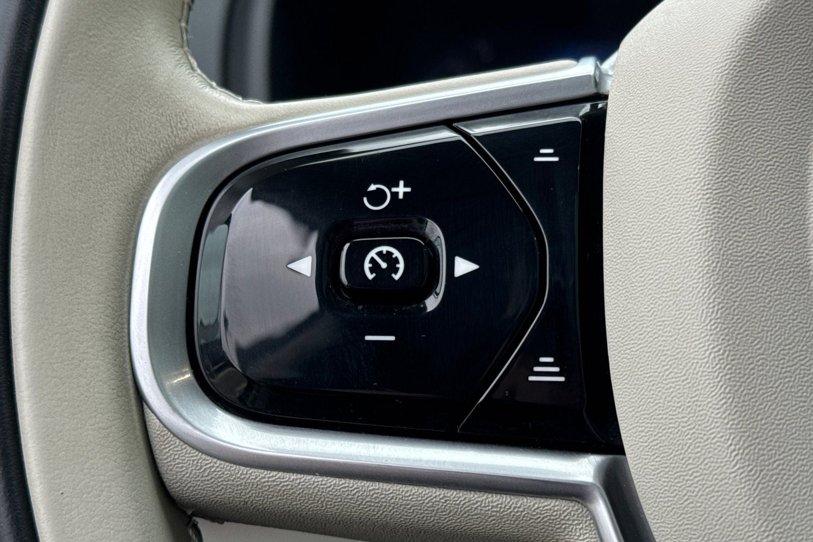 2023 Volvo XC90 B5 Plus