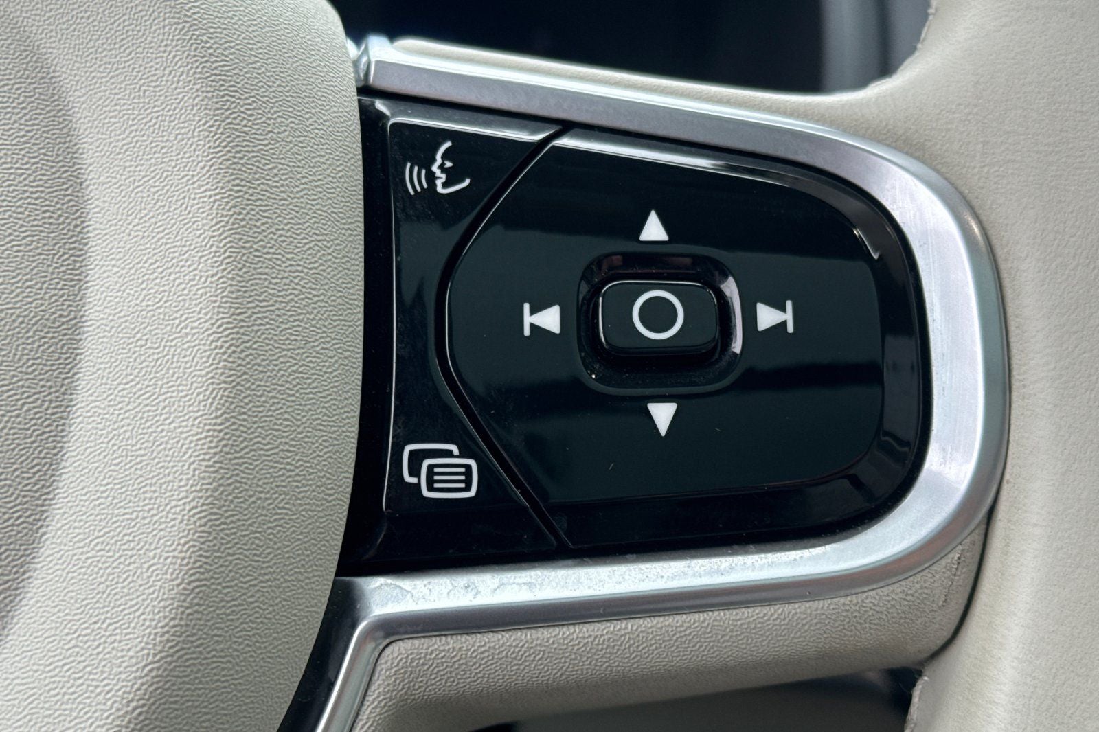 2023 Volvo XC90 B5 Plus