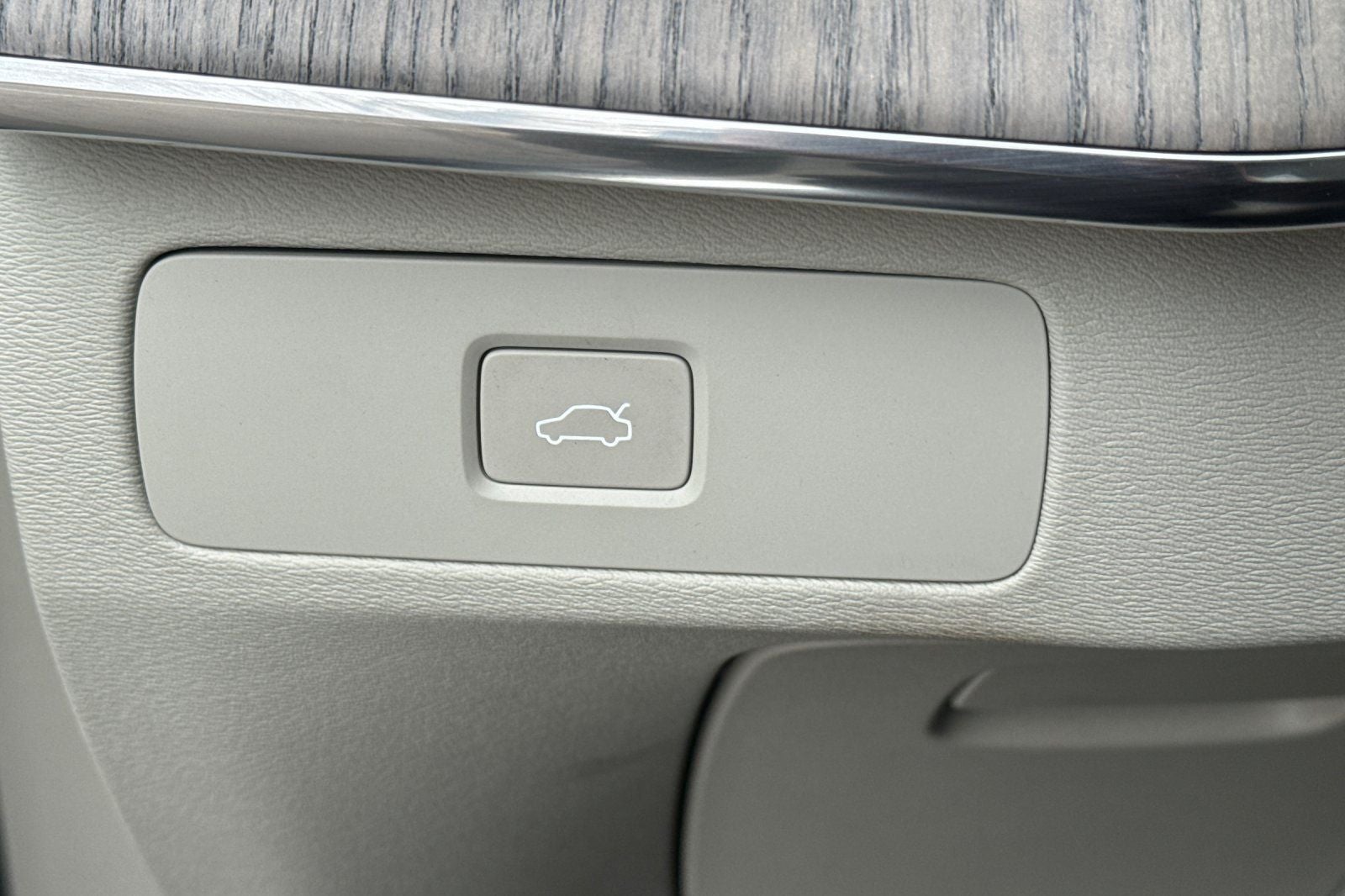 2023 Volvo XC90 B5 Plus