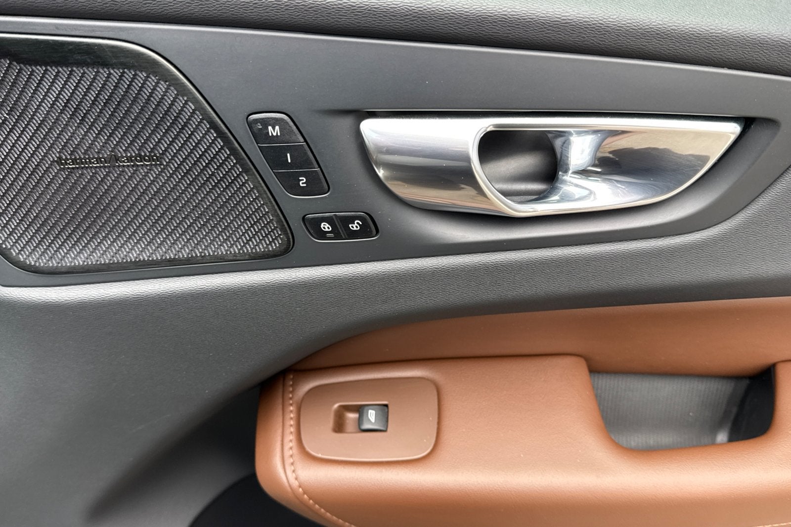 2023 Volvo XC60 B5 Ultimate Bright Theme
