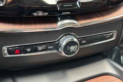 2023 Volvo XC60 B5 Ultimate Bright Theme