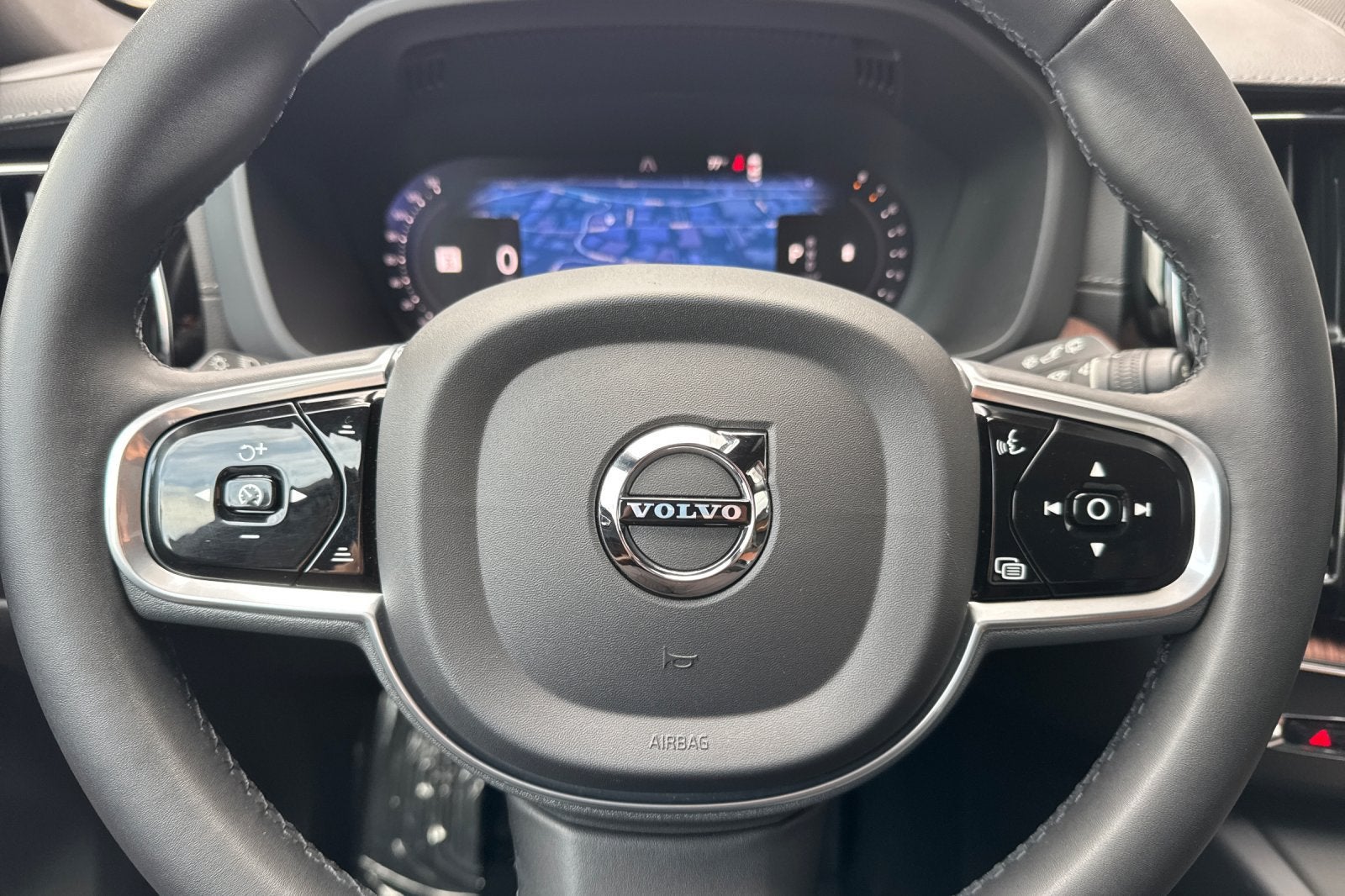 2023 Volvo XC60 B5 Ultimate Bright Theme