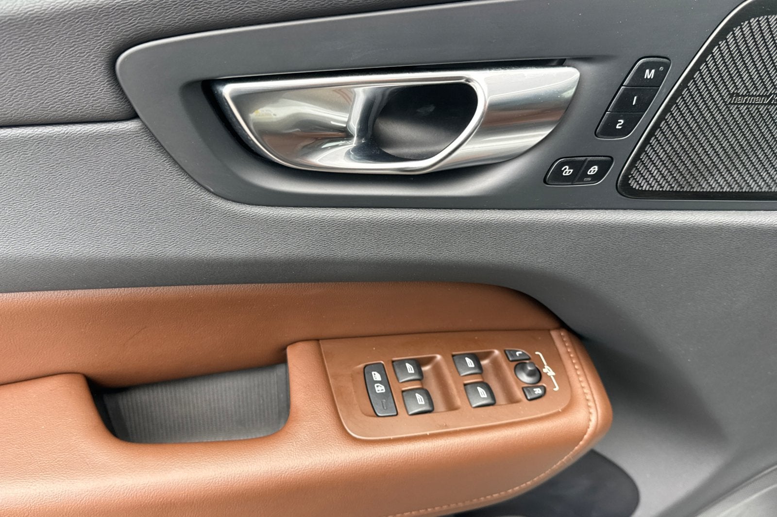 2023 Volvo XC60 B5 Ultimate Bright Theme