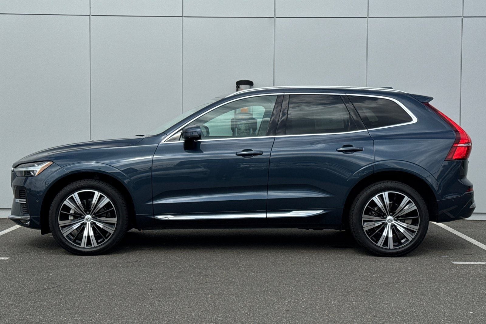 2023 Volvo XC60 B5 Plus Bright Theme