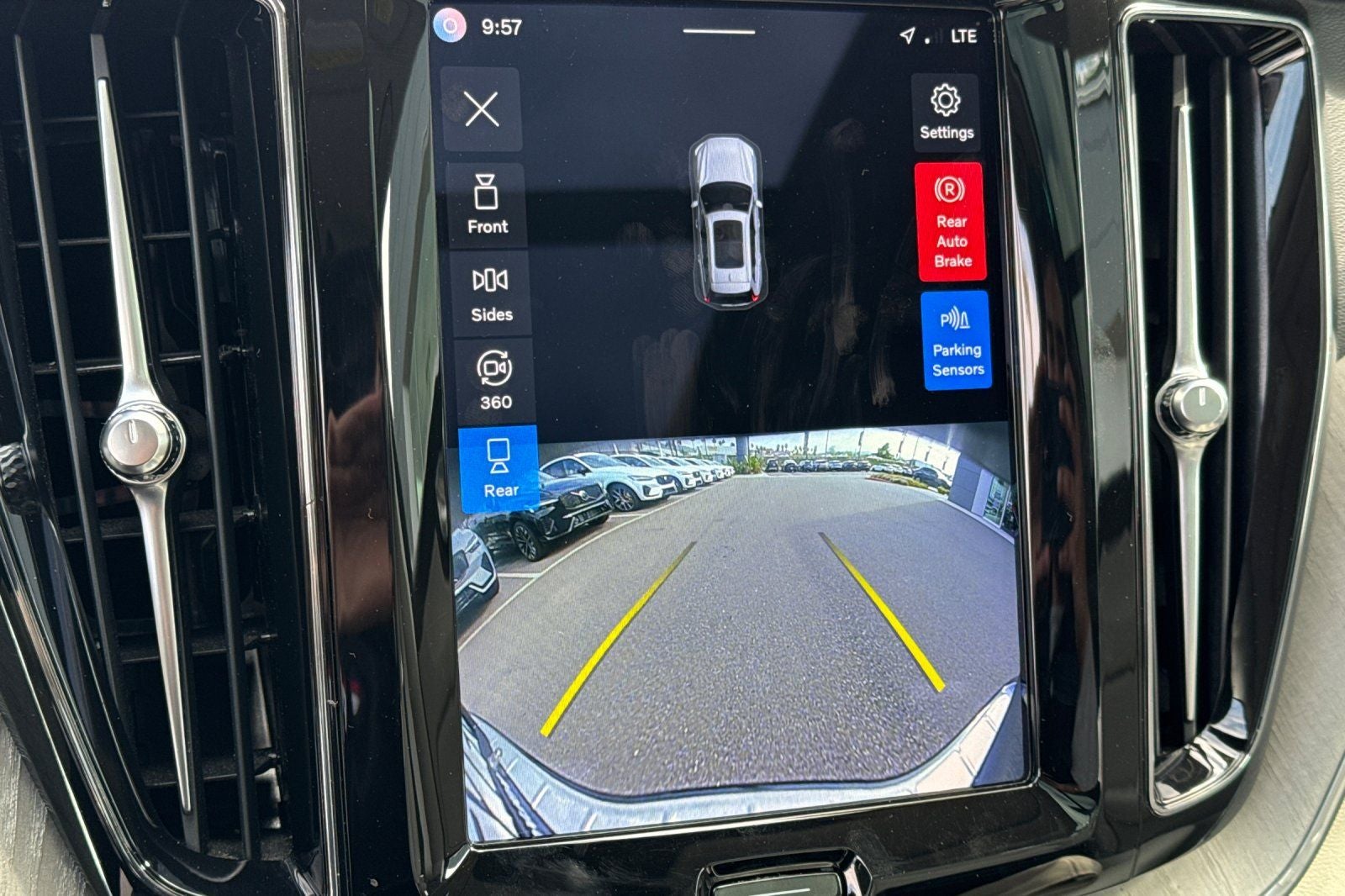 2023 Volvo XC60 B5 Plus Bright Theme