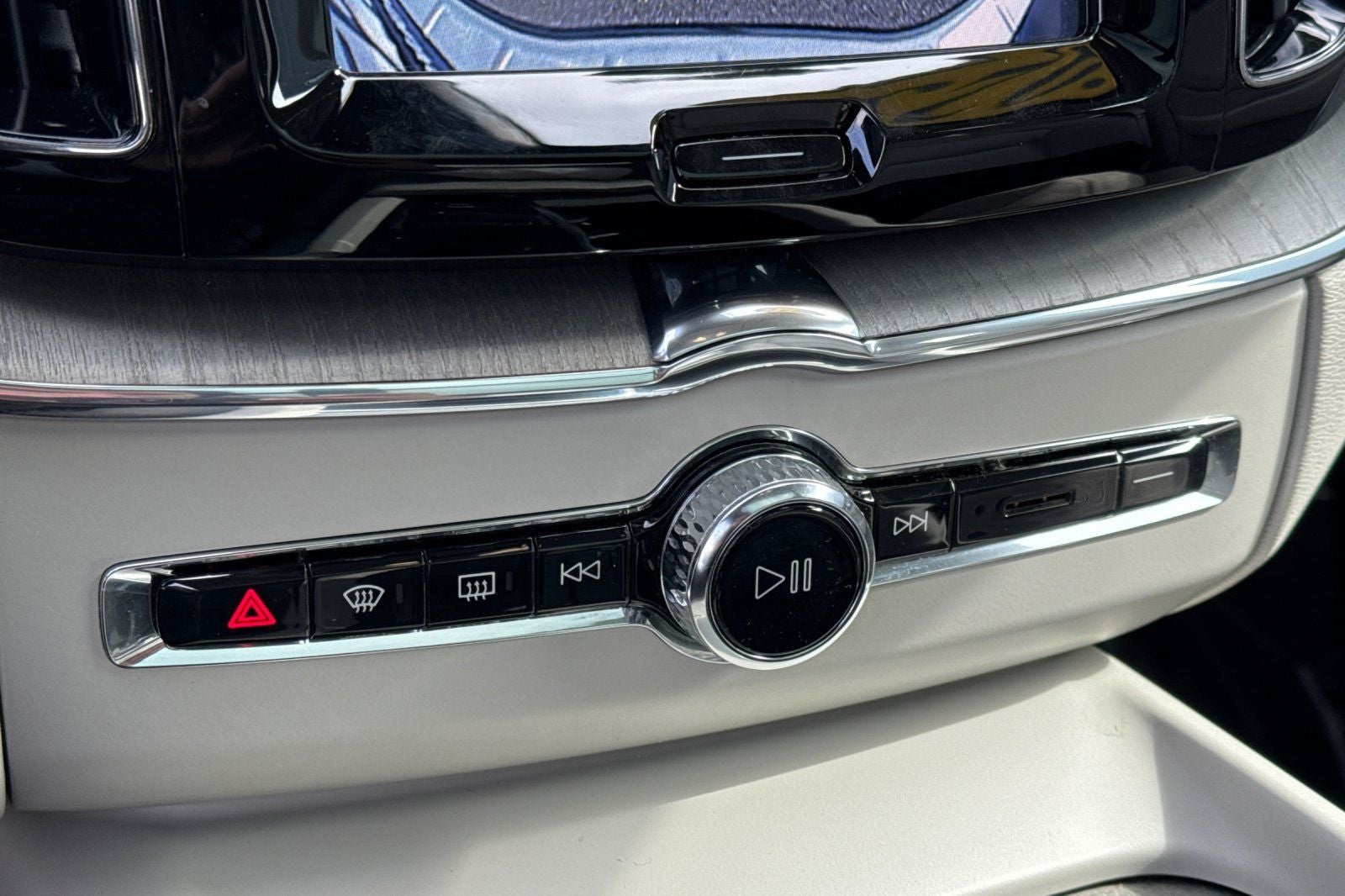 2023 Volvo XC60 B5 Plus Bright Theme