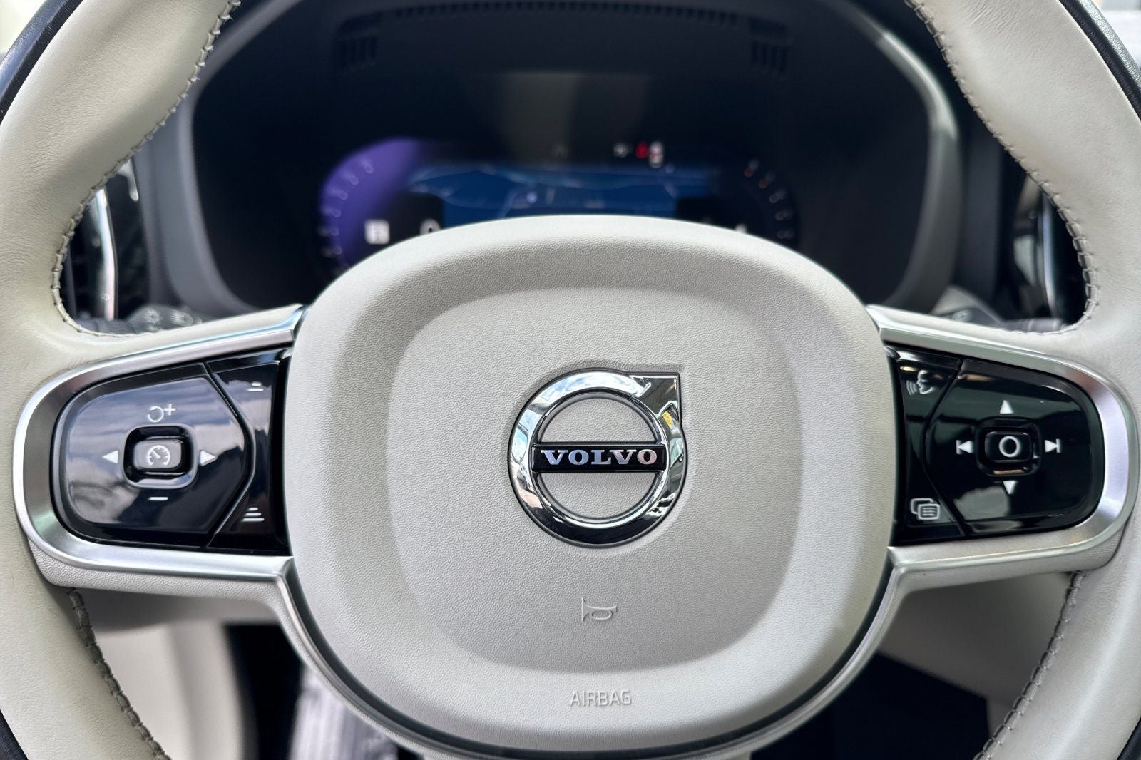 2023 Volvo XC60 B5 Plus Bright Theme