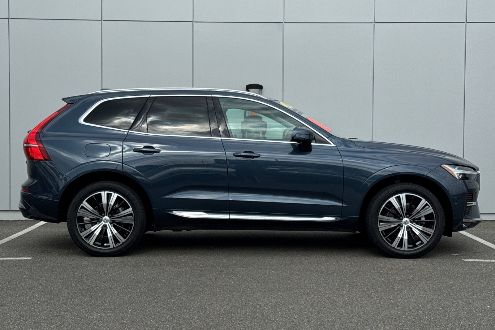 2023 Volvo XC60 B5 Plus Bright Theme