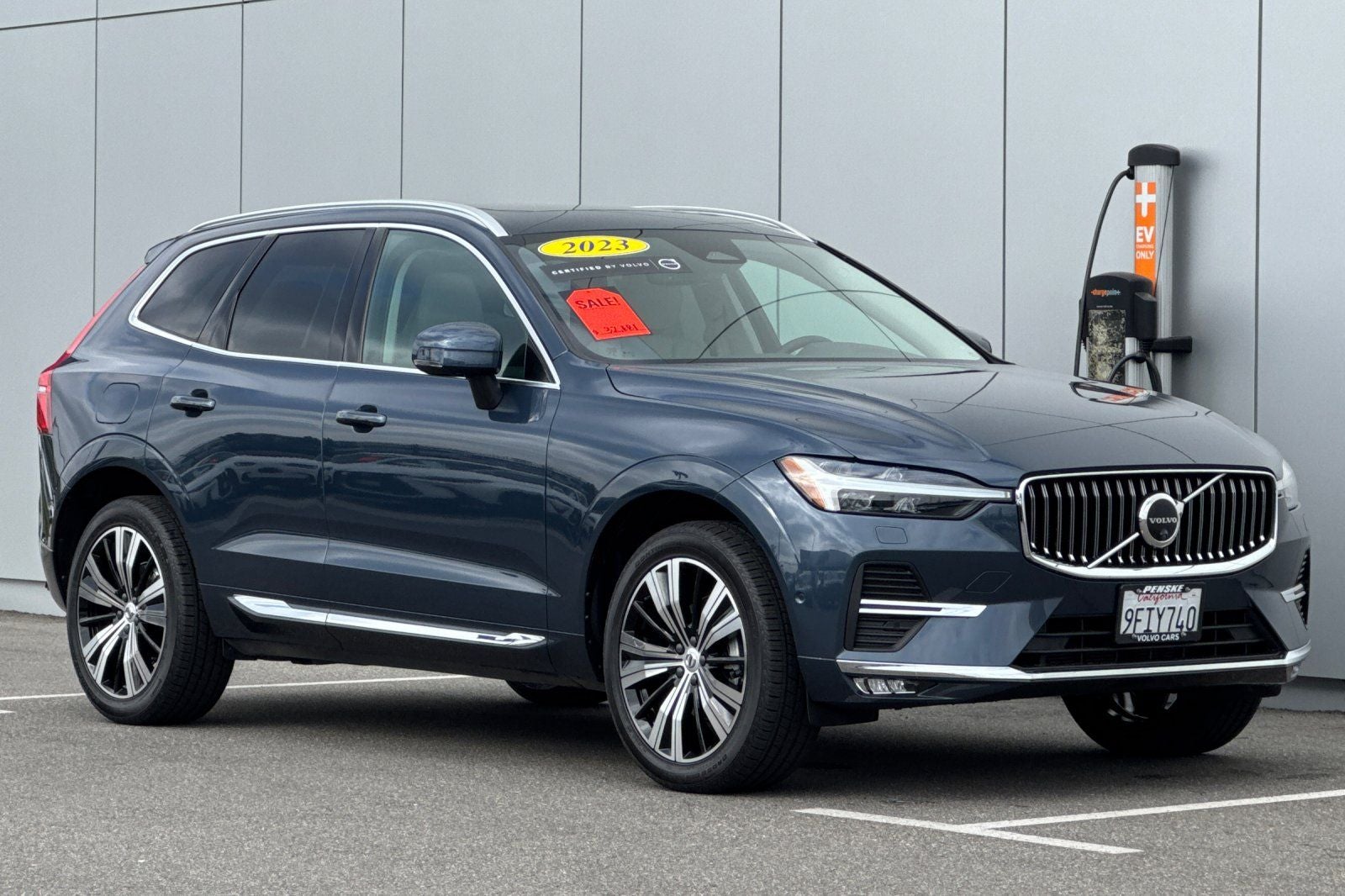 2023 Volvo XC60 B5 Plus Bright Theme