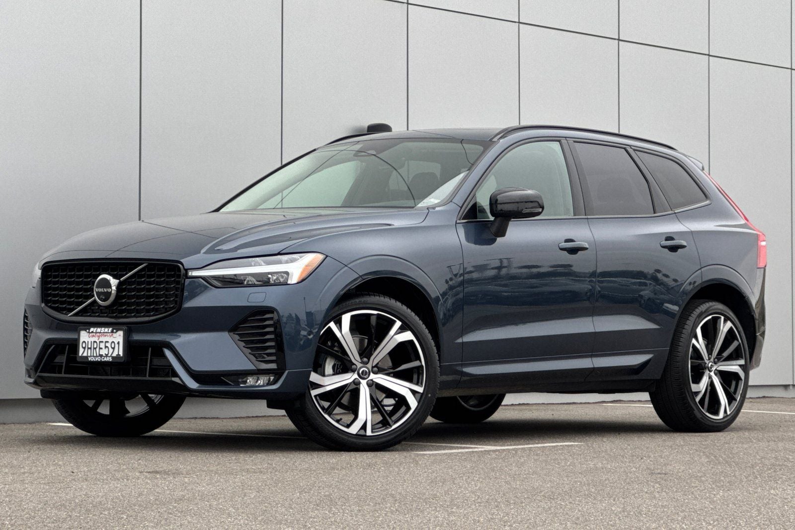 2023 Volvo XC60 B5 Ultimate Dark Theme