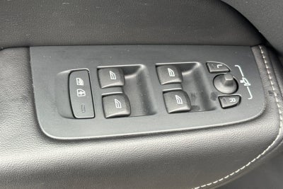 2023 Volvo XC60 B5 Ultimate Dark Theme