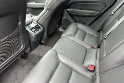 2023 Volvo XC60 B5 Ultimate Dark Theme
