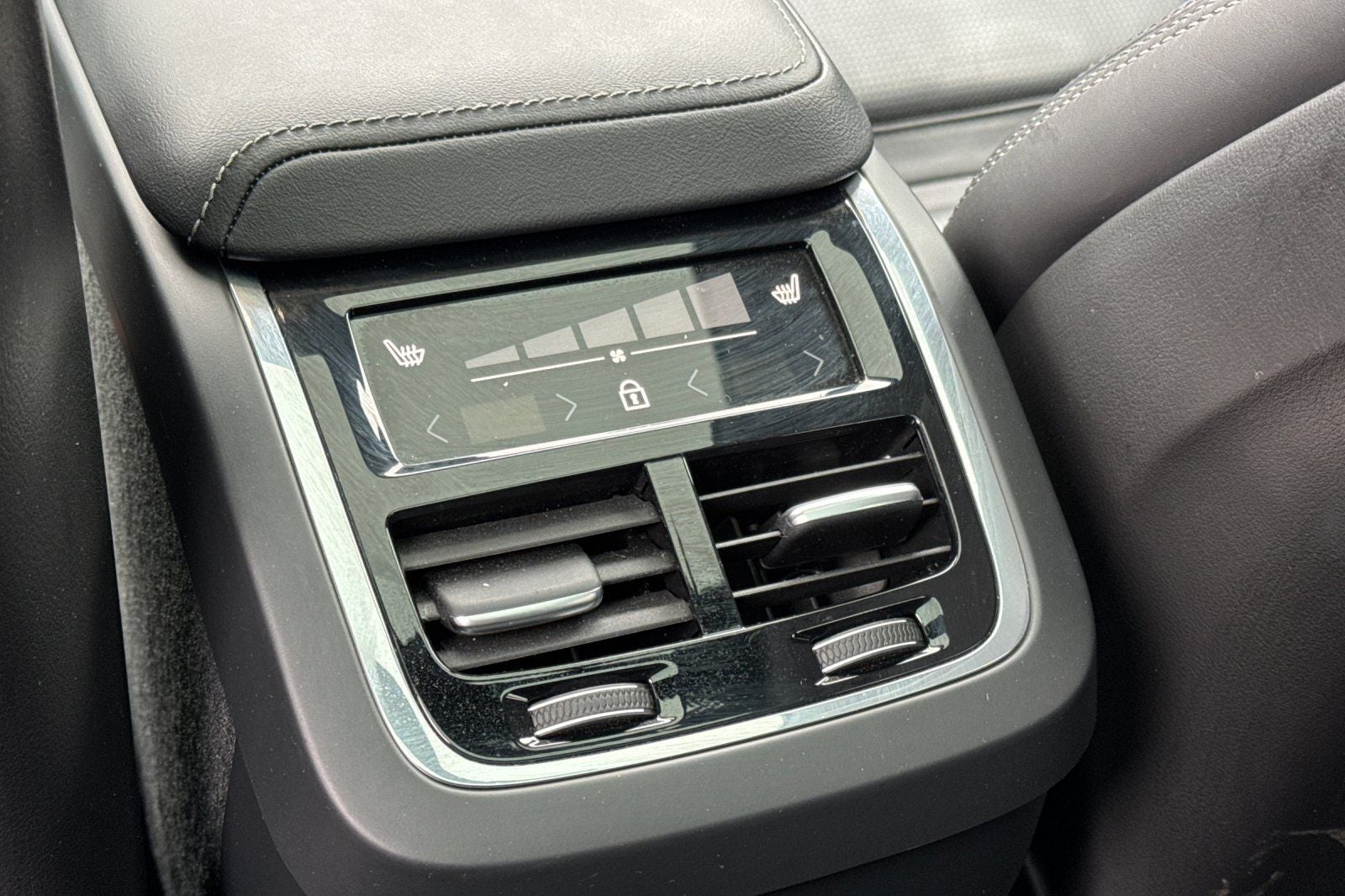 2023 Volvo XC60 B5 Ultimate Dark Theme