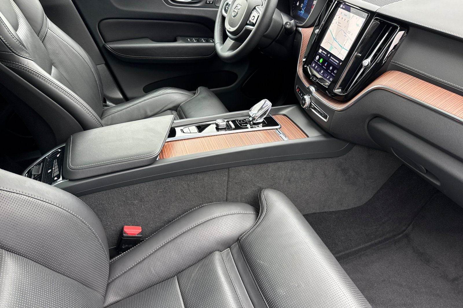 2023 Volvo XC60 B5 Ultimate Dark Theme