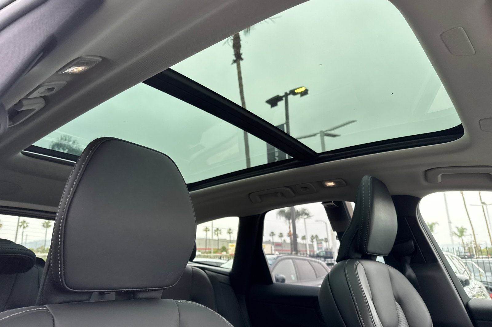 2023 Volvo XC60 B5 Ultimate Dark Theme