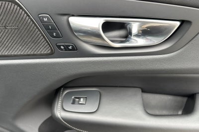 2023 Volvo XC60 B5 Ultimate Dark Theme