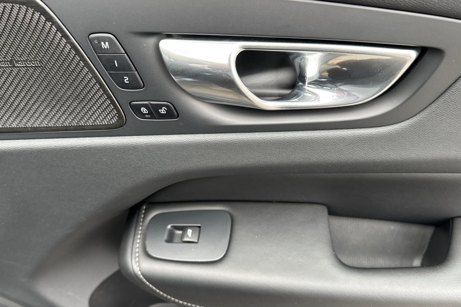 2023 Volvo XC60 B5 Ultimate Dark Theme