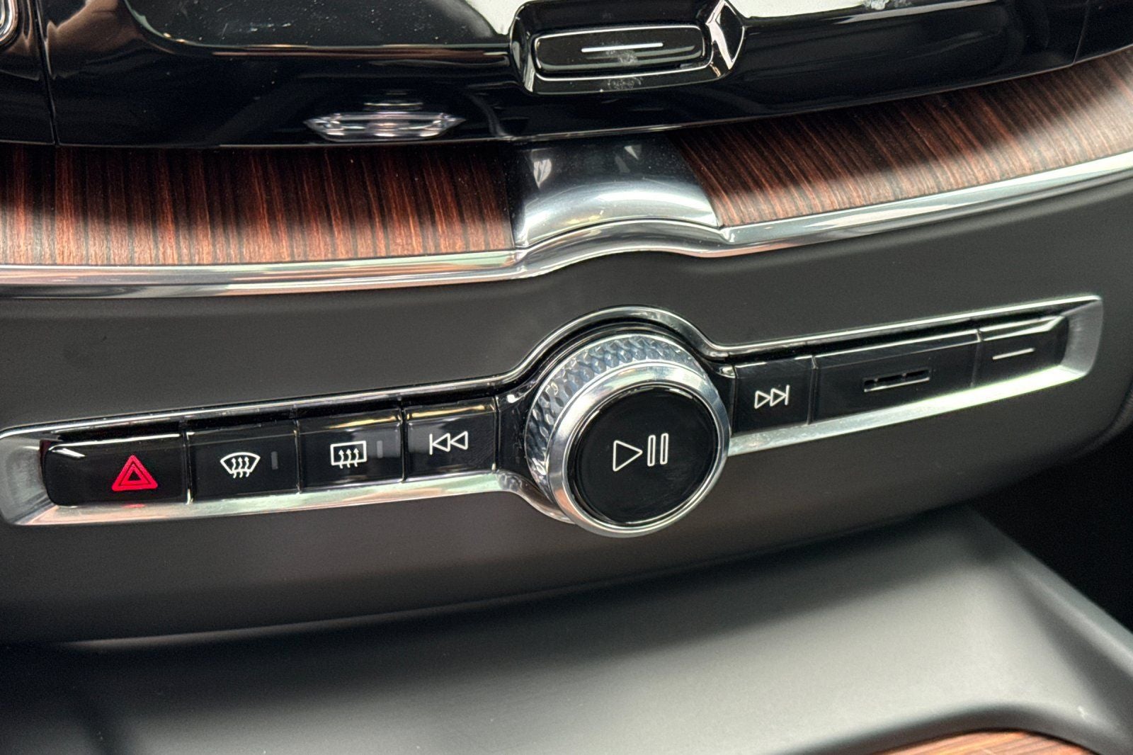 2023 Volvo XC60 B5 Ultimate Dark Theme