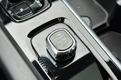 2023 Volvo XC60 B5 Ultimate Dark Theme