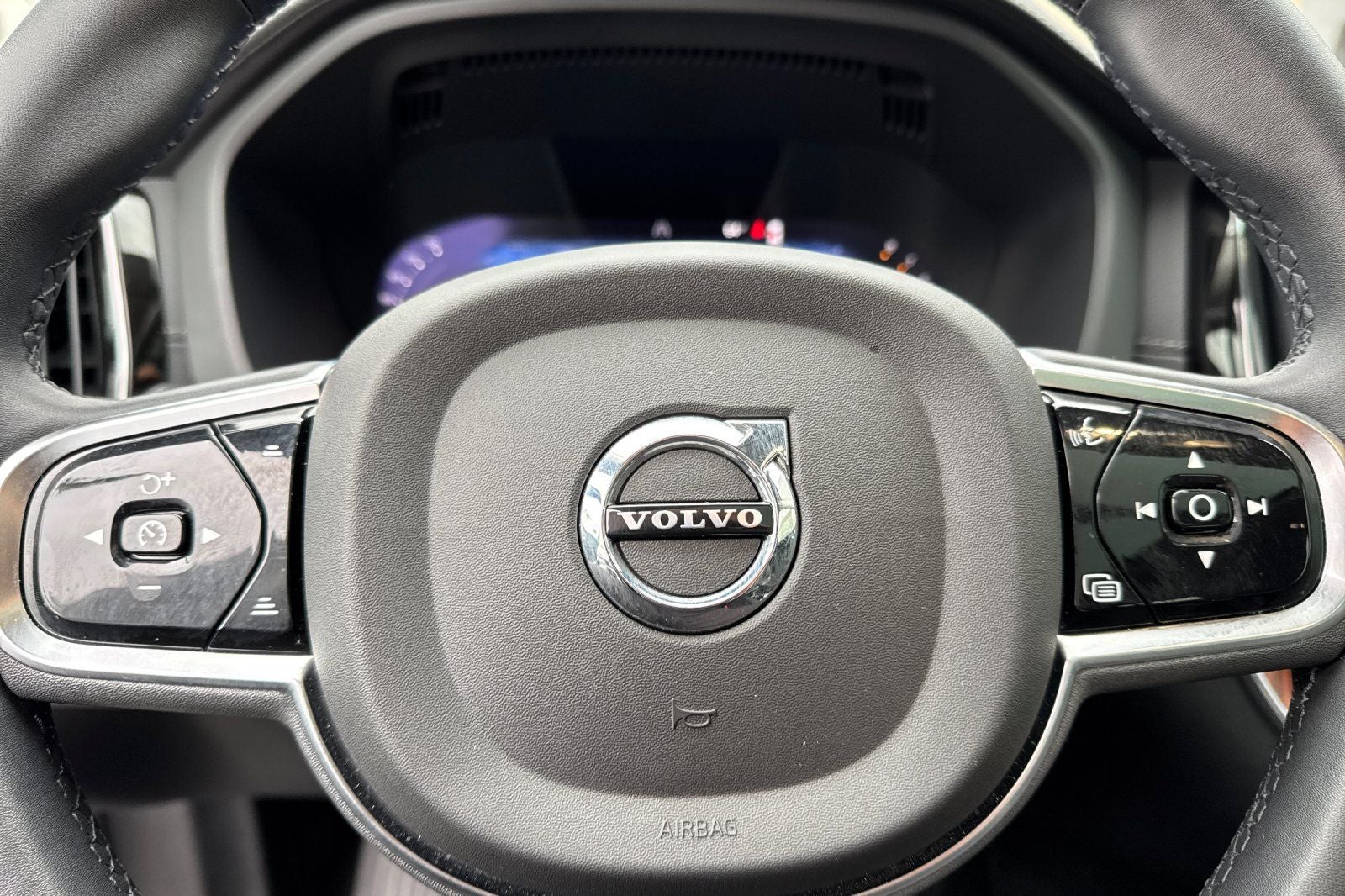 2023 Volvo XC60 B5 Ultimate Dark Theme