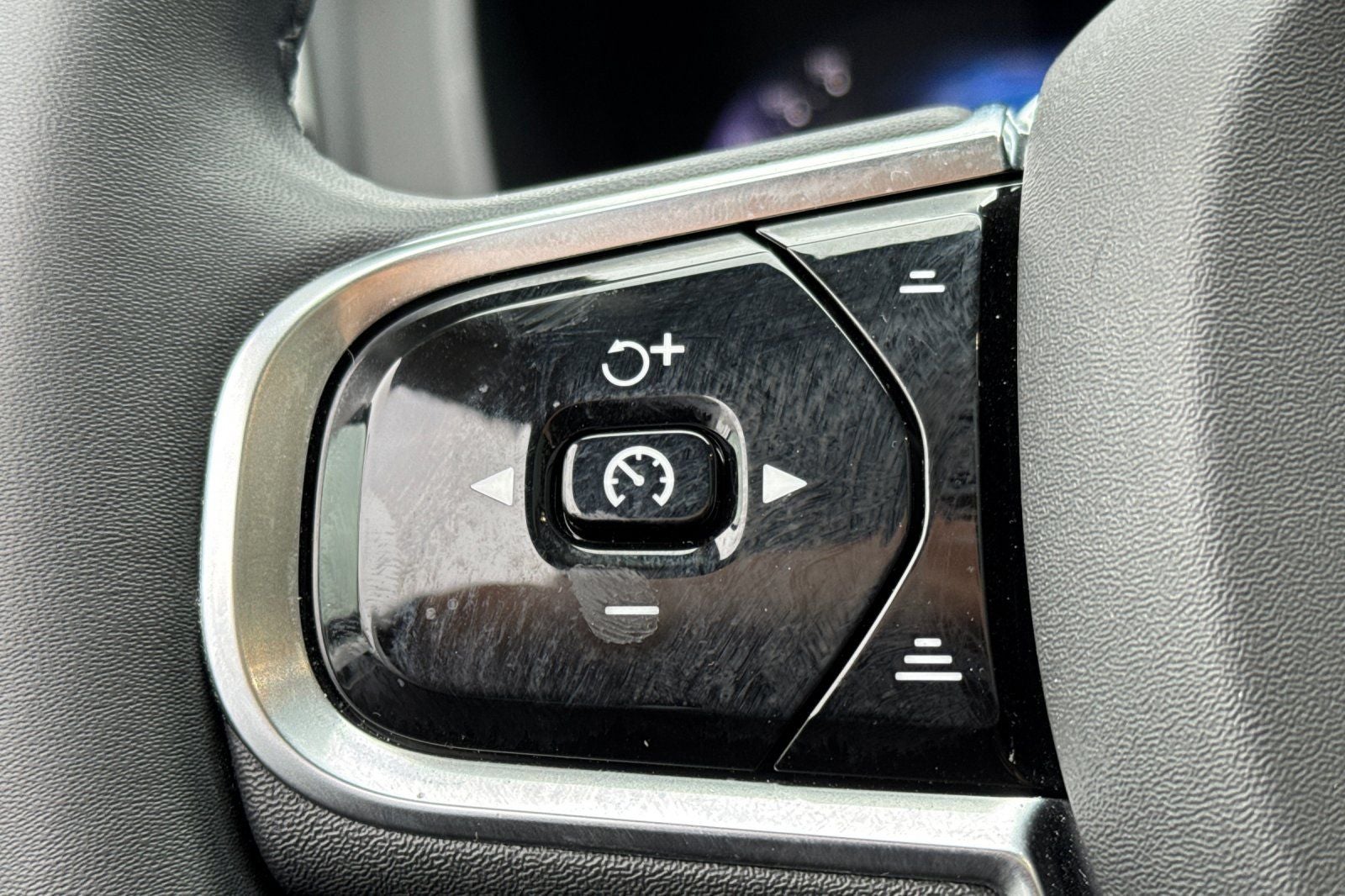 2023 Volvo XC60 B5 Ultimate Dark Theme