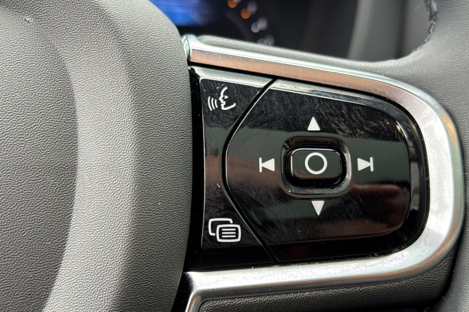 2023 Volvo XC60 B5 Ultimate Dark Theme
