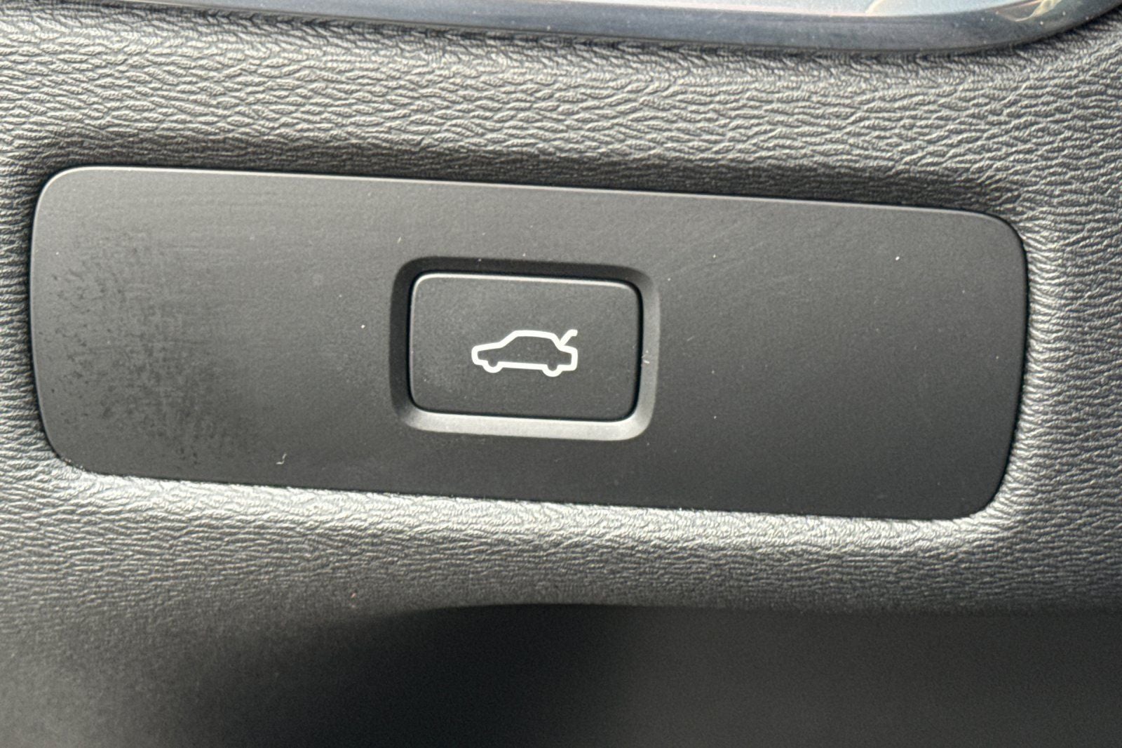 2023 Volvo XC60 B5 Ultimate Dark Theme