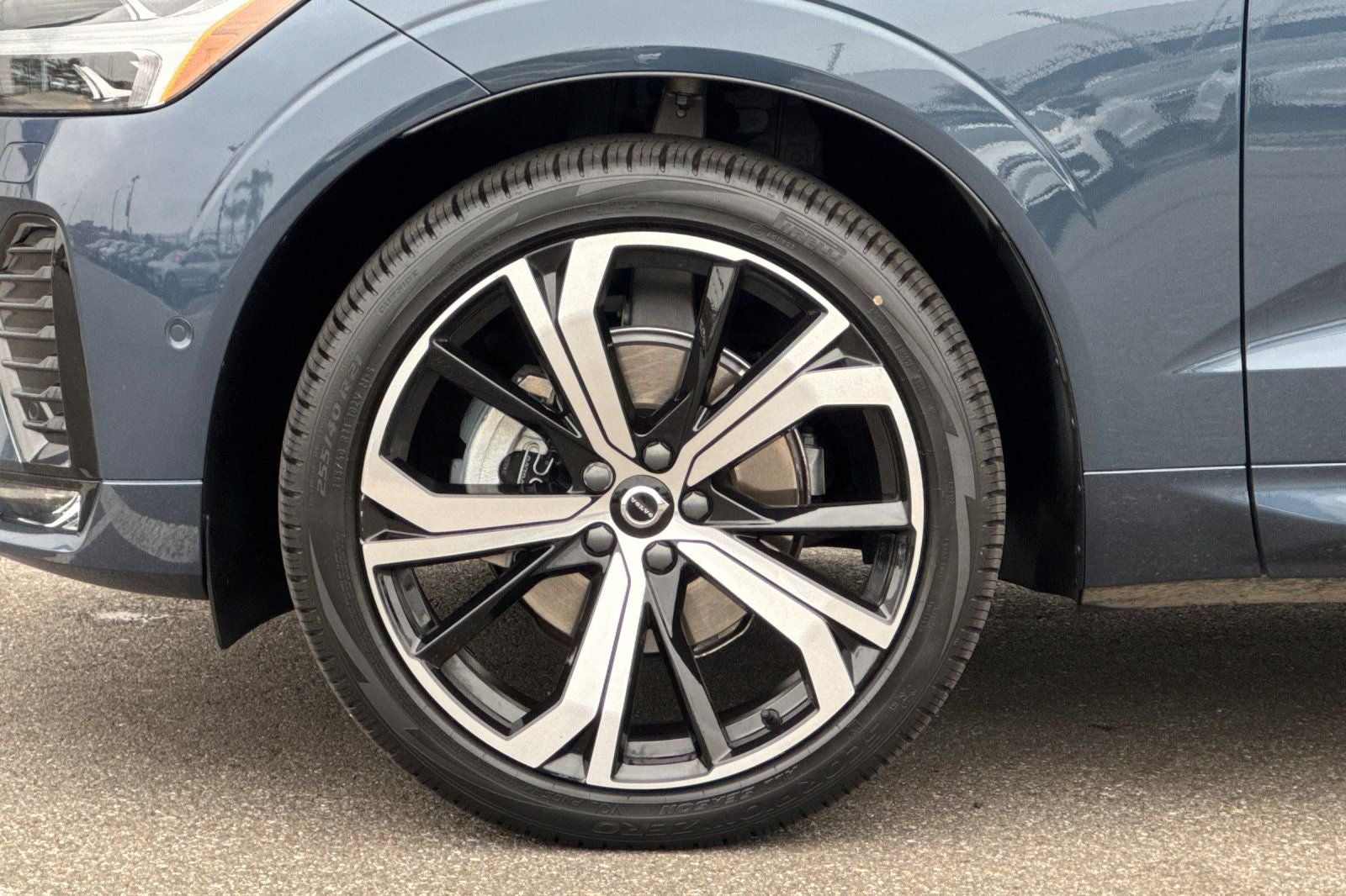 2023 Volvo XC60 B5 Ultimate Dark Theme