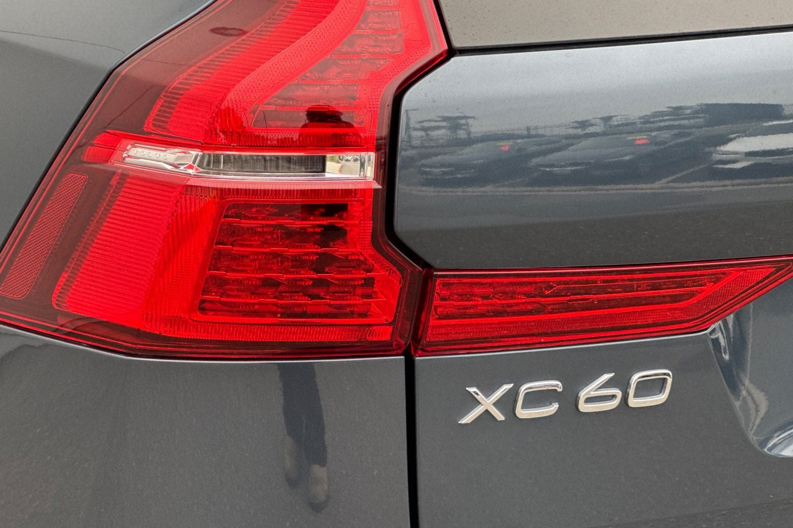 2023 Volvo XC60 B5 Ultimate Dark Theme