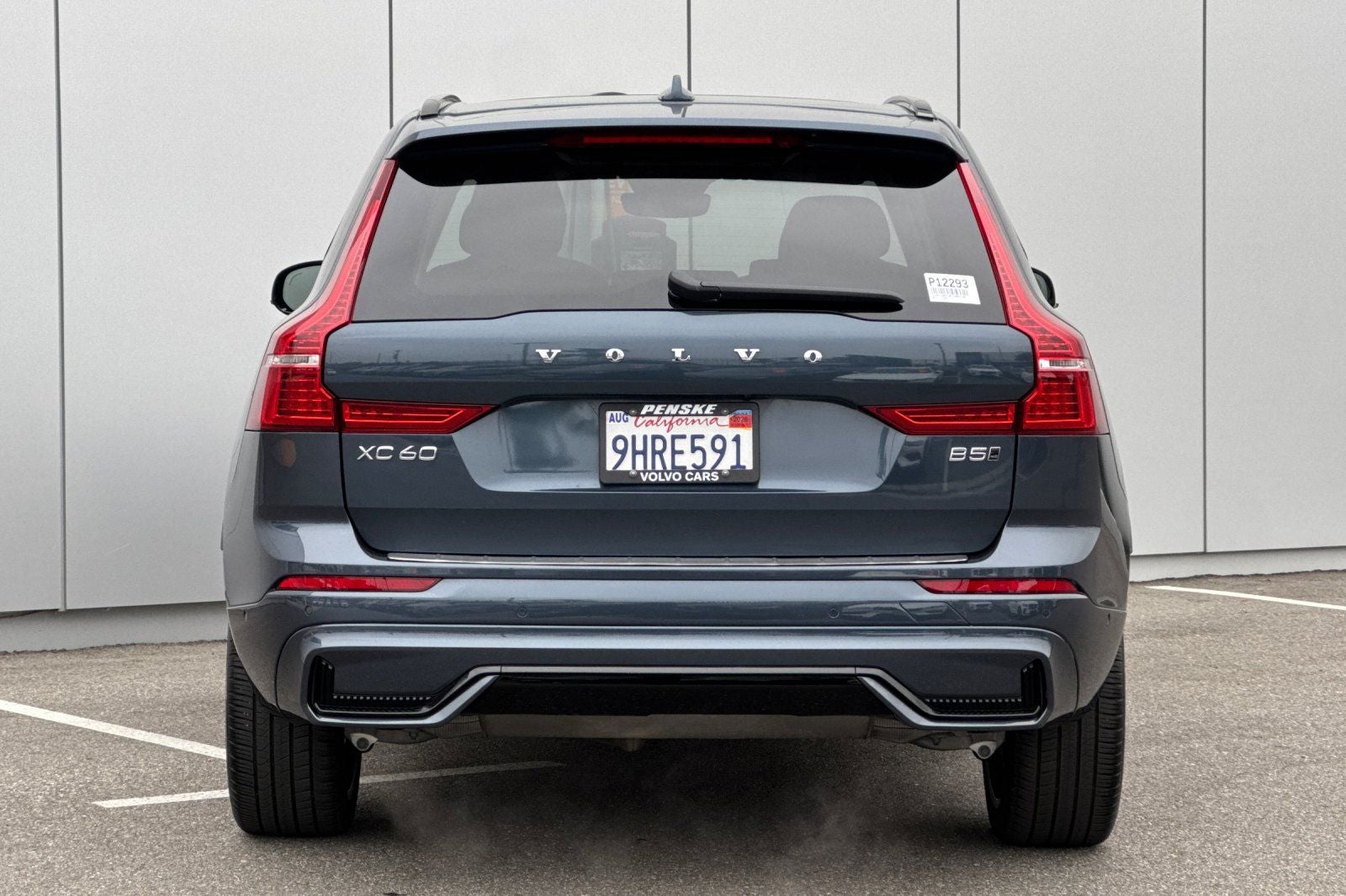 2023 Volvo XC60 B5 Ultimate Dark Theme