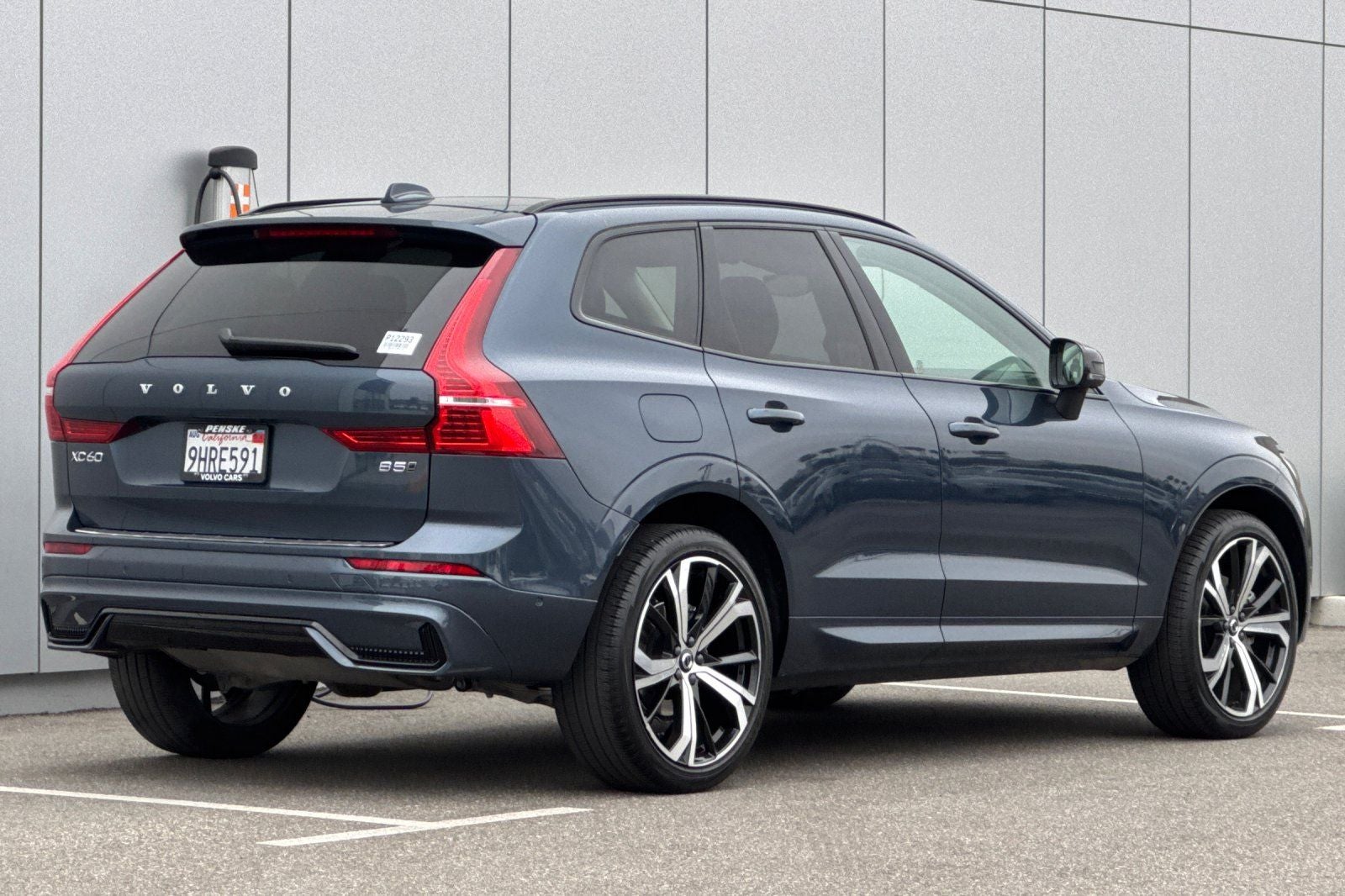 2023 Volvo XC60 B5 Ultimate Dark Theme